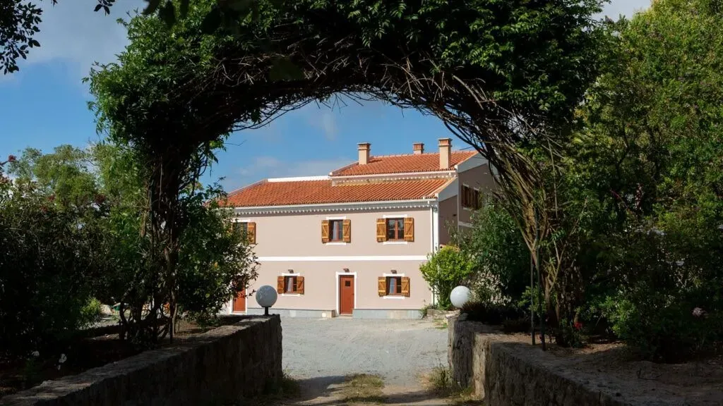 Syntara Retreats — Perched on the slopes of Picota Mountain in Monchique, the retreat venue is a tranquil sanctuary. It boasts breathtaking views, serene landscapes, and unforgettable sunrises and sunsets. Surrounded by the Algarve's natural beauty, the 6-hectare property features scenic walking trails, offering abundant opportunities to reconnect with nature and find personal solitude.