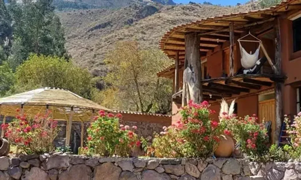 Taiao Feliz Allpa Energy Medicine Center — The center is situated in the charming village of Arin, between Urubamba and Pisac, about an hour from Cusco. It boasts a beautiful private garden and a natural pool, all set beneath the Arin Waterfall. The surrounding mountains, including Ñustas Pitusiray and Apu Huamancoque, create a quiet, natural environment well suited to contemplation and offer opportunities for scenic hikes.