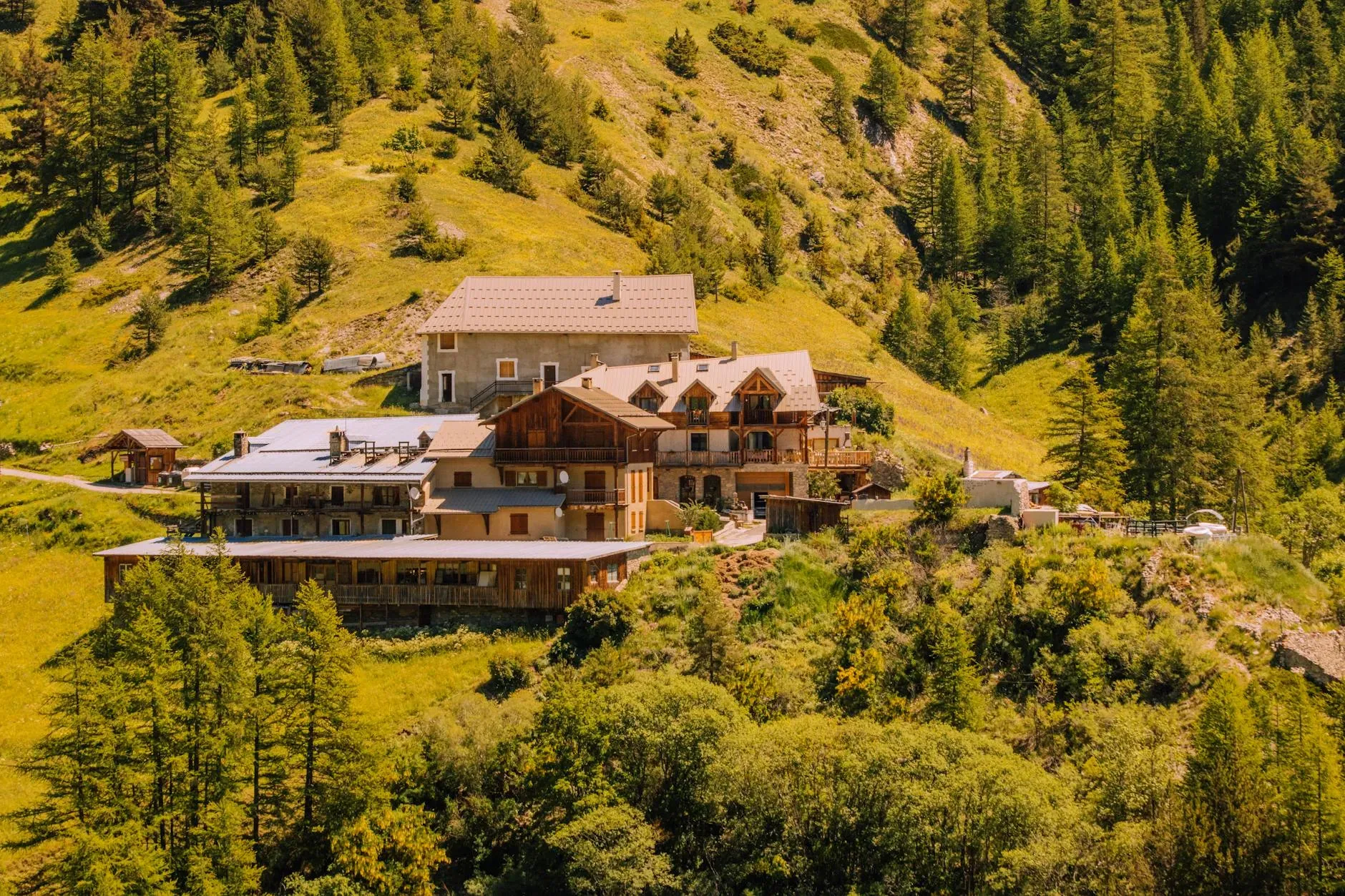 Tao spirit — Tao Spirit is situated in an old stone house, deep within a French forest. Perched at an altitude of 900 meters, the property boasts stunning panoramic views of the majestic Pyrenees mountain range and the verdant valley below. The atmosphere is one of peaceful seclusion, ideal for those seeking a quiet escape surrounded by nature.