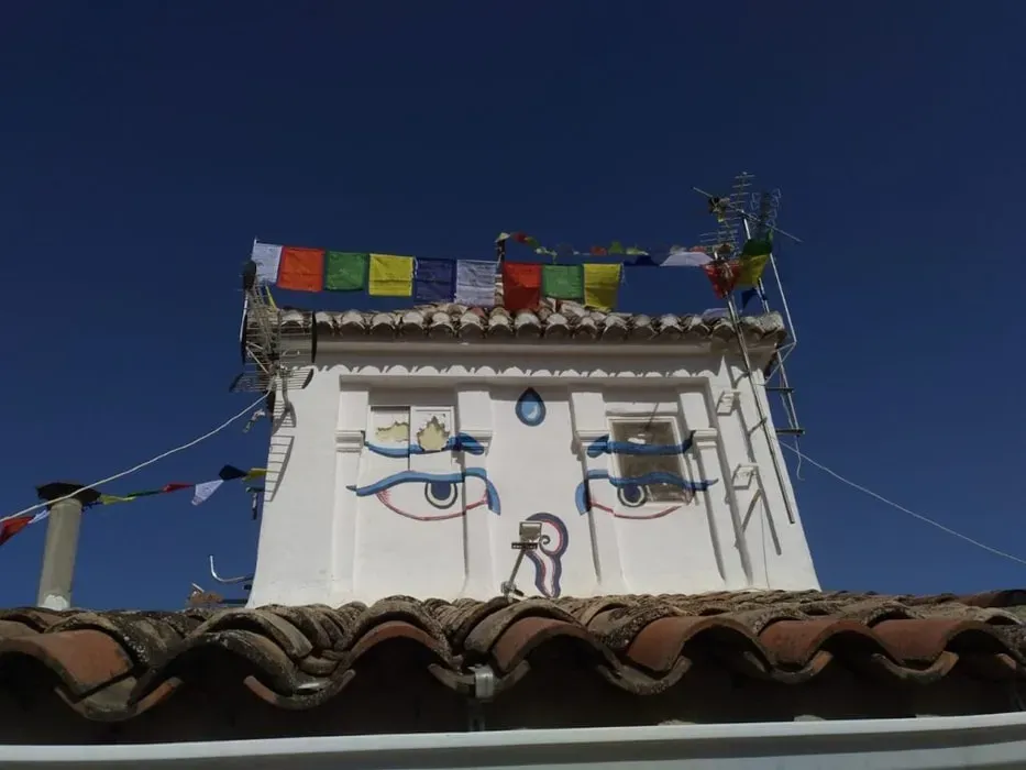 Tekchen Chöeling - Centro Budista de Ontinyent — The center is situated in a typical Spanish finca, thoughtfully renovated to host retreats. It's set amidst the calm of nature, surrounded by picturesque mountains and active organic farms, providing a quiet and restorative atmosphere.