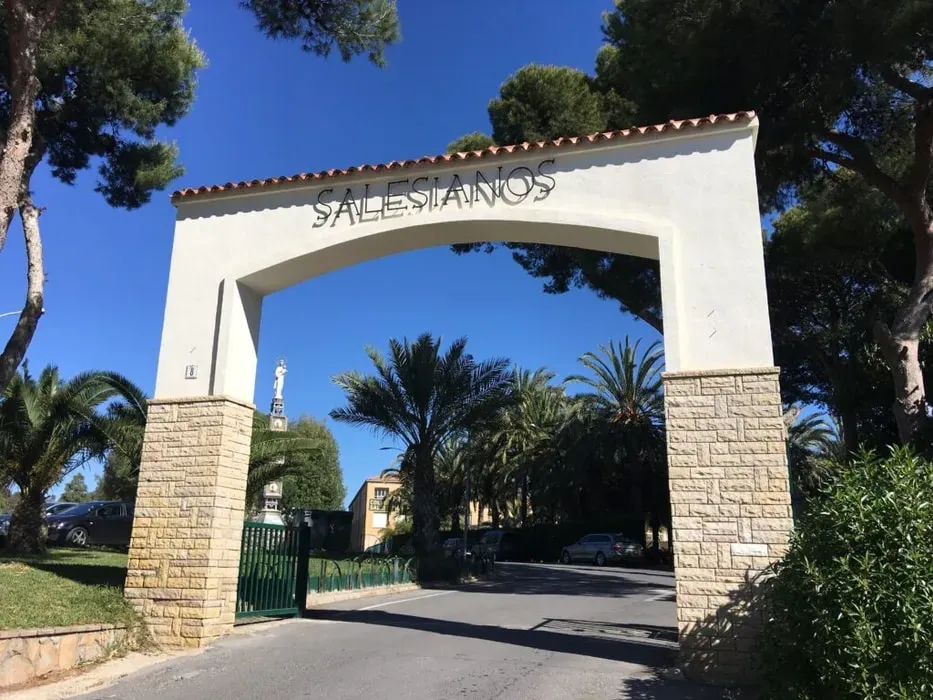 The Beehive School of Mindfulness Mysticism — Situated directly on Muchavista Beach in El Campello, Alicante, the center offers a serene coastal environment. The sound of the waves and the Mediterranean air create a naturally calming atmosphere, ideal for reflection and relaxation.