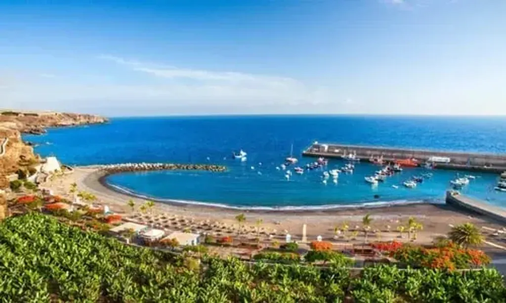 The Deep Work Tenerife — Perched in Guía de Isora, the center boasts an expansive 80m2 open space that frames spectacular panoramic views. Guests can gaze out over lush banana plantations, the sparkling Atlantic Ocean, and the serene silhouette of La Gomera island, creating a truly inspiring and tranquil atmosphere for reflection and practice.