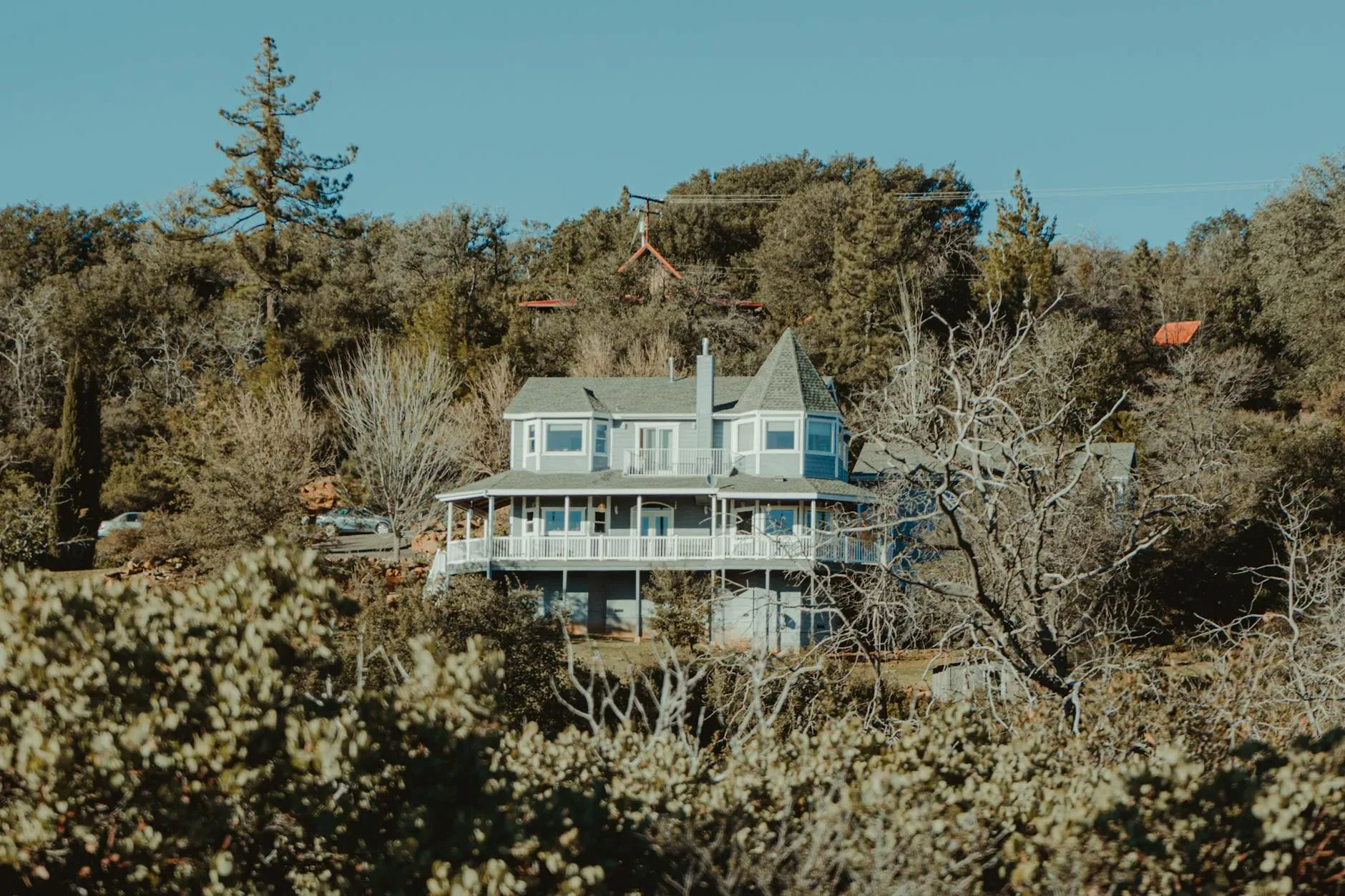 THE EQ GYM SOLO RETREATS — The center is situated in the serene natural surroundings of Ojai, offering beautiful views of mountains, forests, or water bodies. Tranquil outdoor areas are available for meditation and reflection, creating an inviting atmosphere for relaxation.