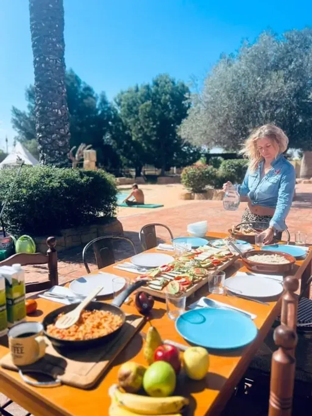 The High Vibe Experience — La Esencia Retreat center is situated along the beautiful Costa Blanca coastline in Alicante, Spain. The ambiance is one of relaxation and tranquility, providing a serene escape amidst stunning natural surroundings. Guests can expect a calming atmosphere that encourages unwinding and reconnecting with nature.