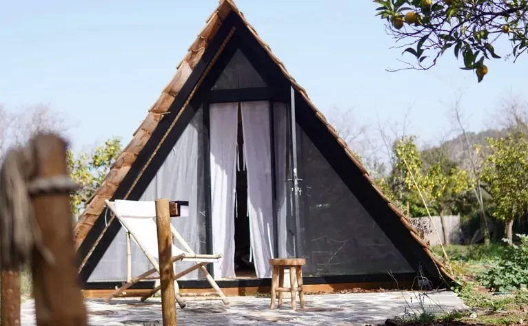 the4elements — set in the Diseminado Diseminados area of Coín, Spain, the center is surrounded by natural beauty. The atmosphere is one of peaceful reconnection, with diverse spaces designed to encourage both individual reflection and communal interaction, all while respecting the land.
