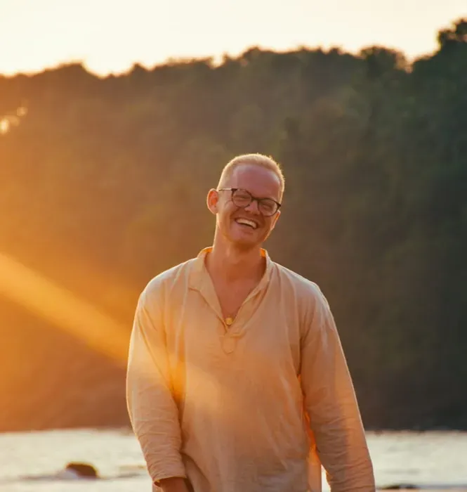 Tim Scharwächter — Cara Creek Eco Lodge is situated in the peaceful Fiais da Beira region of Portugal, offering a tranquil escape from city life. Surrounded by natural beauty, the lodge provides a calm and supportive environment conducive to introspection and relaxation.