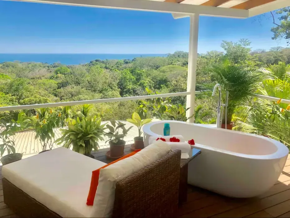 Tinley Services — The retreat is set within the Aves Hotel & Resort, a sprawling and thoughtfully designed property set in the Montezuma hills. Guests can enjoy breathtaking views of the Pacific Ocean, creating a serene and inspiring environment for reflection and rejuvenation.