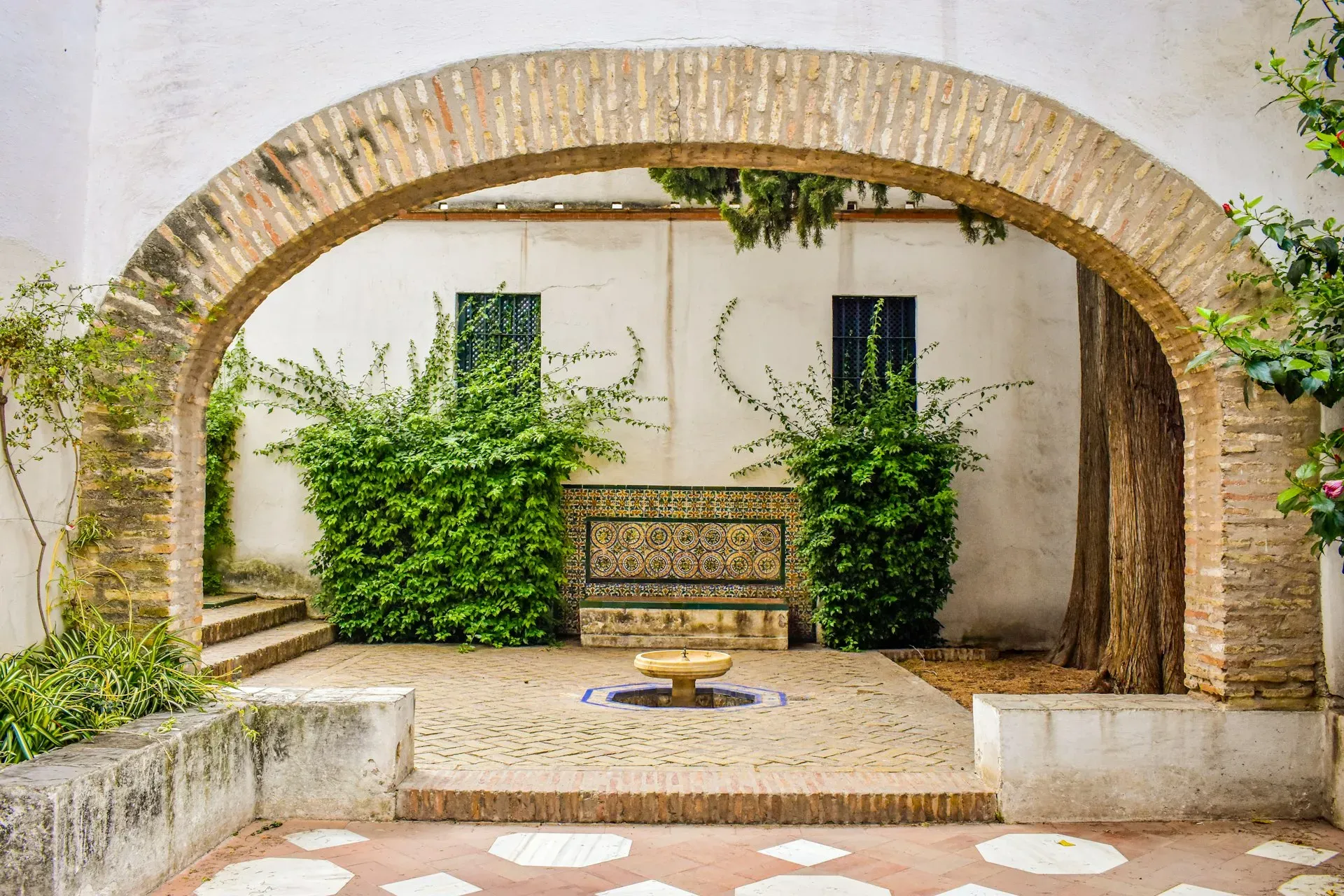 TU- espacio de salud — The address is Rda. de Capuchinos, 2, in Seville’s 41003 postal district.