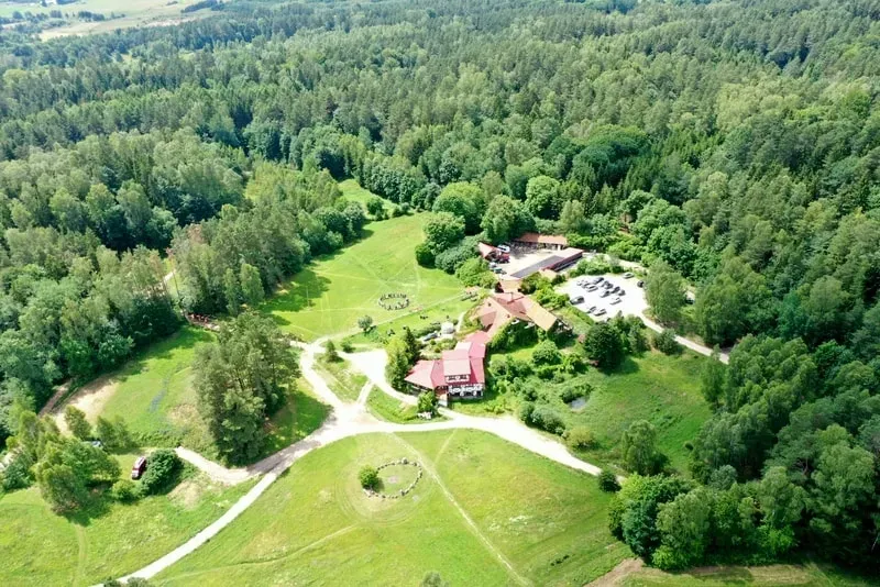 Tu i Teraz / Here & Now — The center is situated in Nowe Kawkowo, a picturesque area within the Warmian-Masurian Province of Poland. Surrounded by enchanting forests and serene lakes, it offers a peaceful and natural environment conducive to reflection and personal growth.