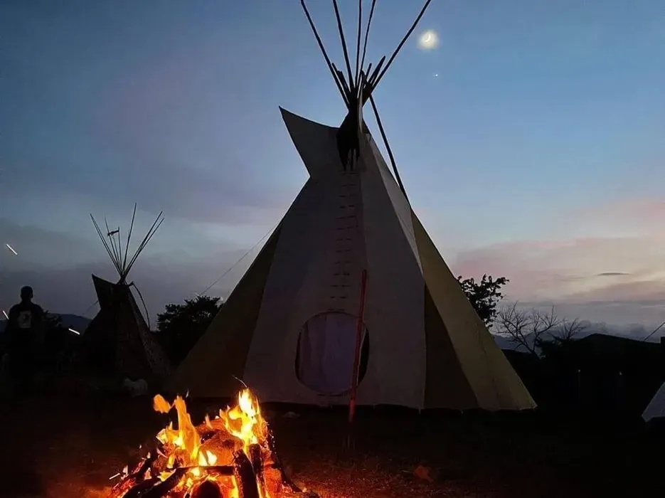 Unión Fractal — The center is situated in an open-air jungle environment, embracing the elements of fire and earth. This natural setting provides a raw and immersive backdrop for the ceremonies and practices, allowing guests to feel deeply connected to the surrounding biodiversity of the Riviera Maya.