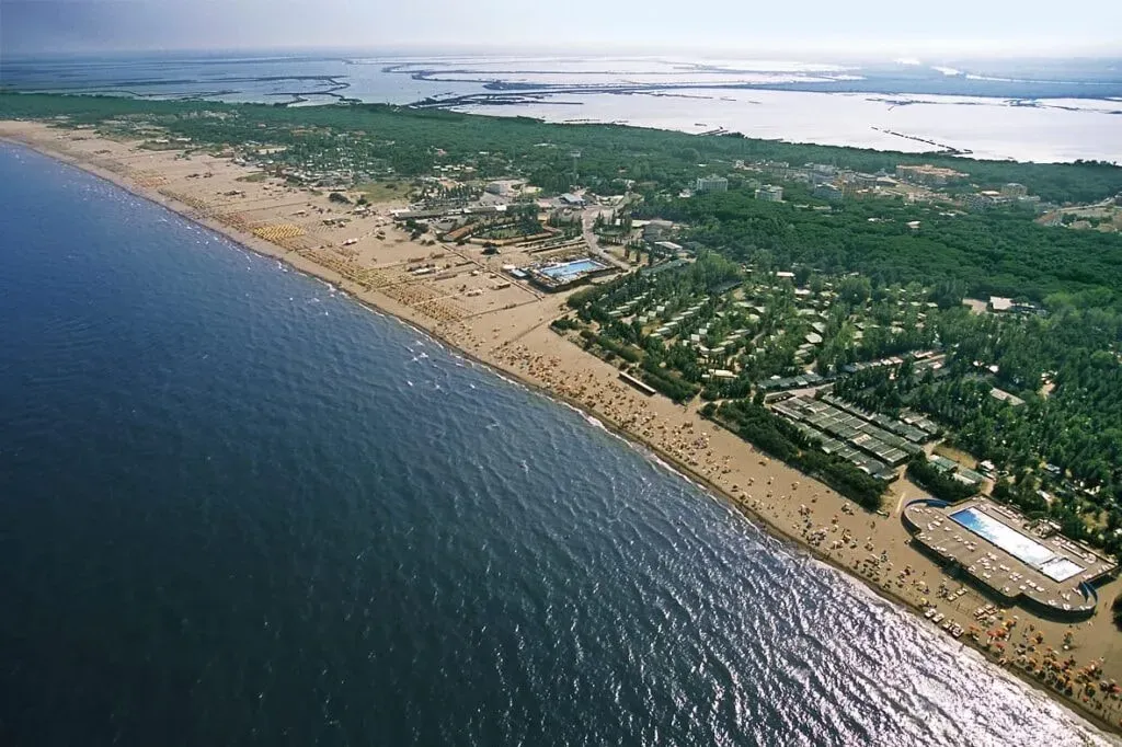 Val Morosina 1670 — Val Morosina 1670 is situated in the historic fishing valley of the Po Delta, a UNESCO Biosphere. The landscape is characterized by tranquil canals, water basins, and rich wildlife, creating an oasis where nature and sky converge. Expect breathtaking sunrises and sunsets, with the only sounds being those of the natural environment.