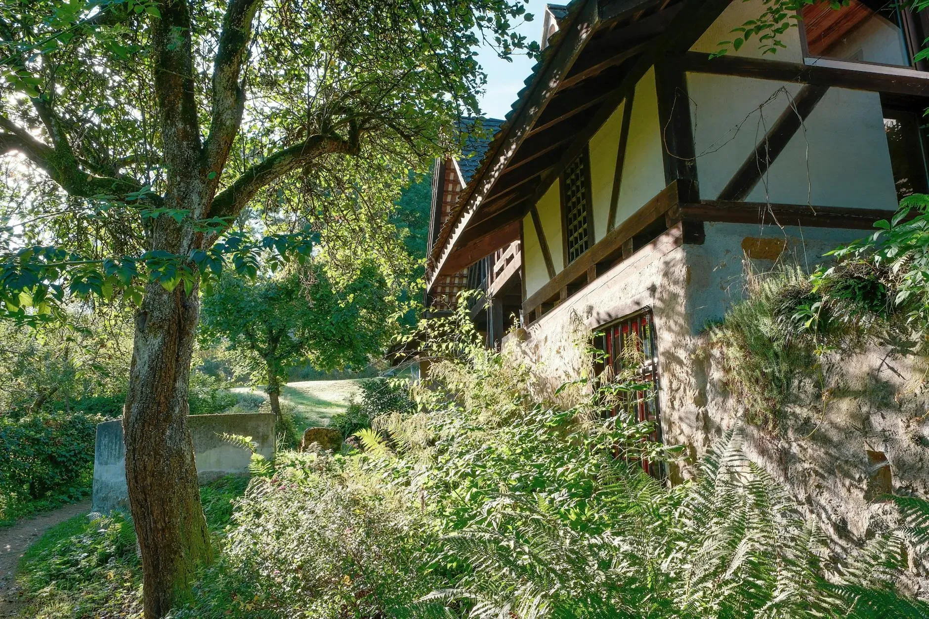 vanasva — The retreat unfolds within a historic villa in Sulzbach-Rosenberg, embraced by a peaceful park-style garden and the quiet beauty of the Bavarian countryside. This natural setting provides a calm and personal atmosphere, ideal for slowing down and reconnecting with oneself.