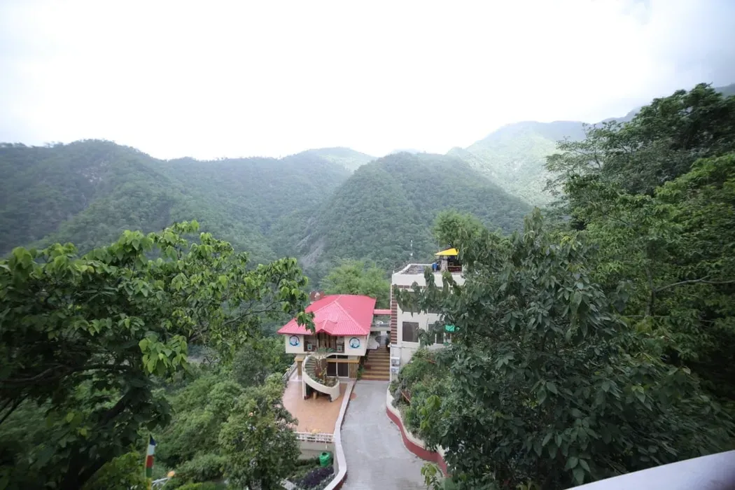 Veda5 Ayurveda & Yoga Retreat, Rishikesh — set in the tranquil foothills of the Himalayas, Veda5 Wellness offers breathtaking views and a serene atmosphere. The natural surroundings provide a peaceful backdrop for reflection and rejuvenation, with ample space for both indoor and outdoor activities.