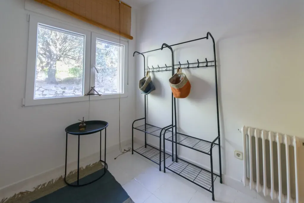 Veluvana — set in the tranquil Sierra Oeste of Madrid, Veluvana is surrounded by natural beauty, offering a peaceful environment conducive to contemplation and deep practice. The setting balances natural simplicity with depth, inviting guests into an atmosphere of calm.