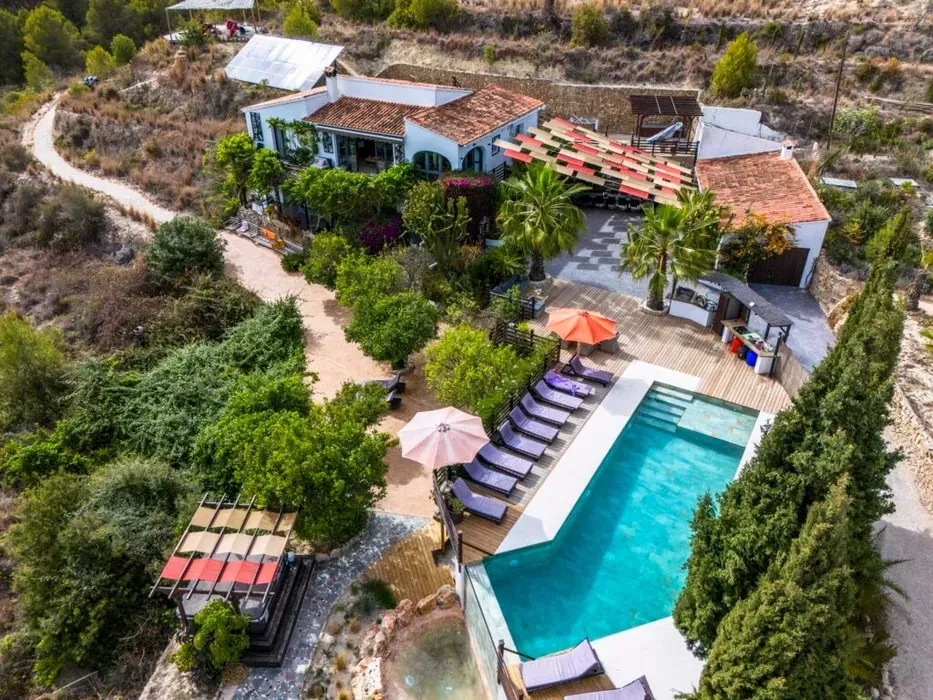 Vikasana Retreats — The retreat space is set amidst nature with breathtaking mountain views, a mere 10-minute drive from the sandy beaches of Calpe. Despite its proximity to the coast, the environment feels wonderfully peaceful, offering an ideal setting for relaxation and reconnection.
