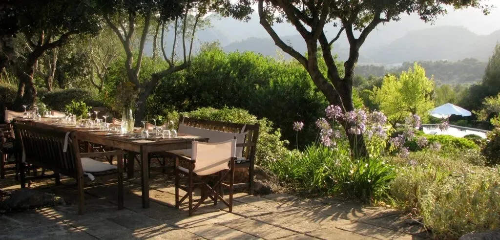Vim Yoga Academy — La Serranía, the retreat center, is set in the foothills of the Serra de Tramuntana mountains in northern Mallorca. Surrounded by ancient oak woods and fragrant olive groves, and built on limestone, its architecture is designed to blend seamlessly with the Mediterranean landscape, fostering a profound sense of harmony and peace.