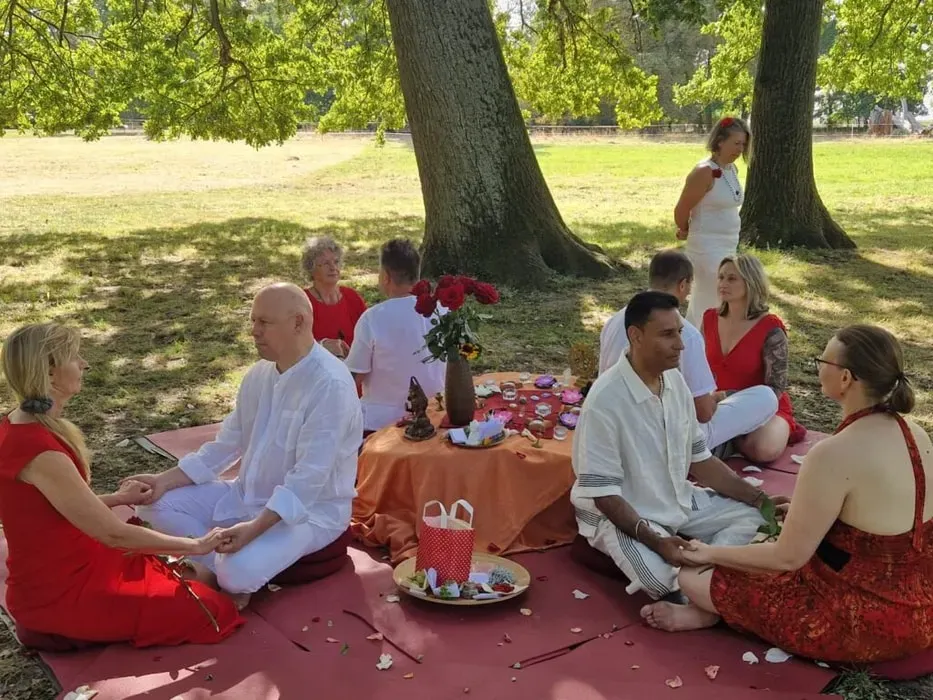 Vrnda Devi — The retreat is set within Schloß Altenhausen, a grand castle boasting its own park and surrounded by expansive fields and forests. This historical venue between Helmstedt and Haldensleben offers a tranquil and enchanting atmosphere, transporting visitors to a bygone era.
