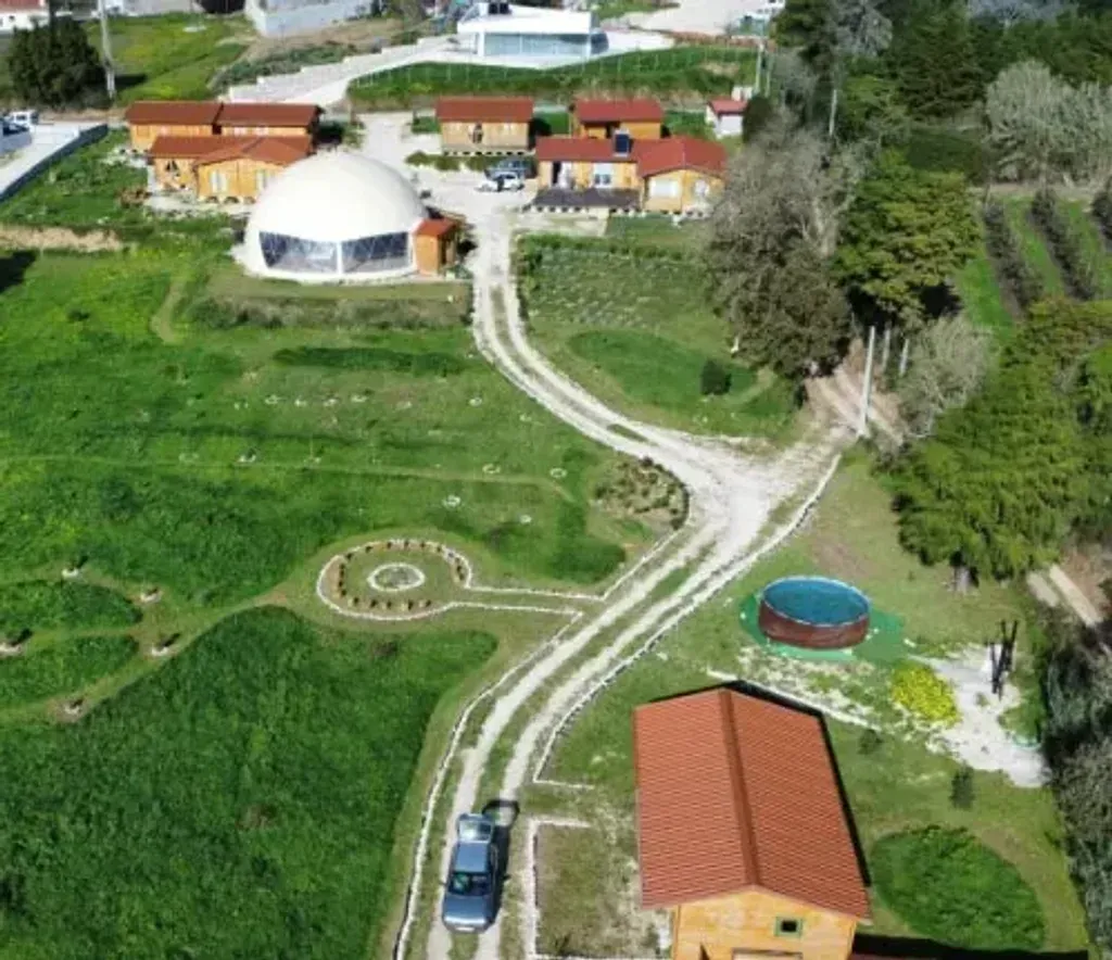 Wagner Tadeu e Giane Moraes — set in the serene Portuguese countryside, the center is conveniently located near the historic town of Alcobaça and the coastal beauty of Nazaré. The atmosphere is one of peaceful rural charm, with a garden of aromatic plants and an outdoor bathing area, encouraging a deep connection with nature.