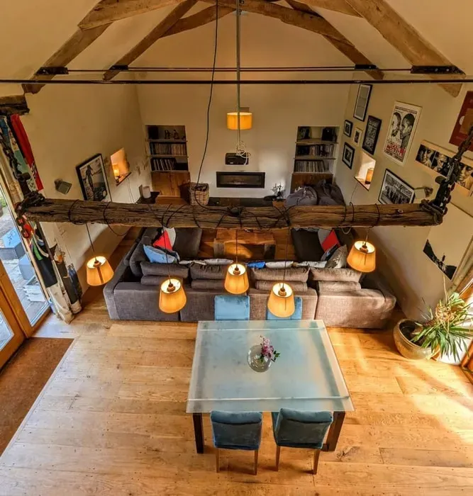 Wilda — The retreat is held at a beautiful center in South Devon, surrounded by picturesque meadows and orchards. The natural environment provides a tranquil backdrop for introspection and healing, with the added charm of a wood-fired sauna and a stream-fed plunge pool.