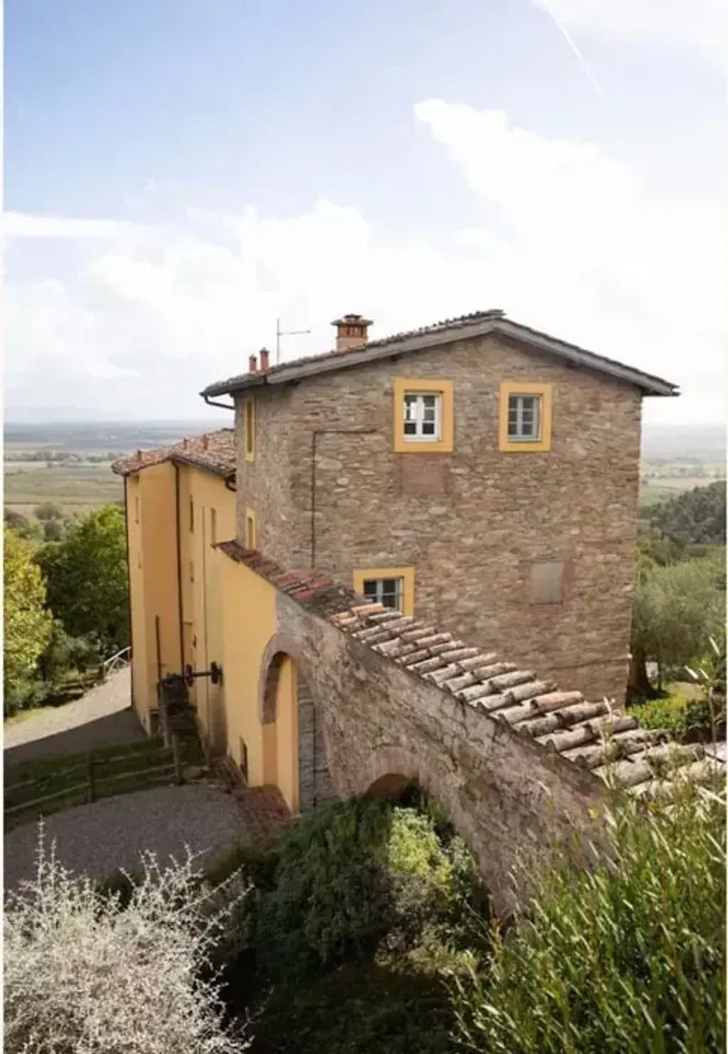 Wildly Nourished — The retreat unfolds within a beautiful countryside villa set among the picturesque rolling hills of Tuscany. The venue itself blends rustic Italian charm with modern amenities, featuring terracotta floors, wooden beams, and light-filled communal spaces designed for both gathering and quiet repose. It offers a calm, grounding base for slow living and shared culinary experiences.