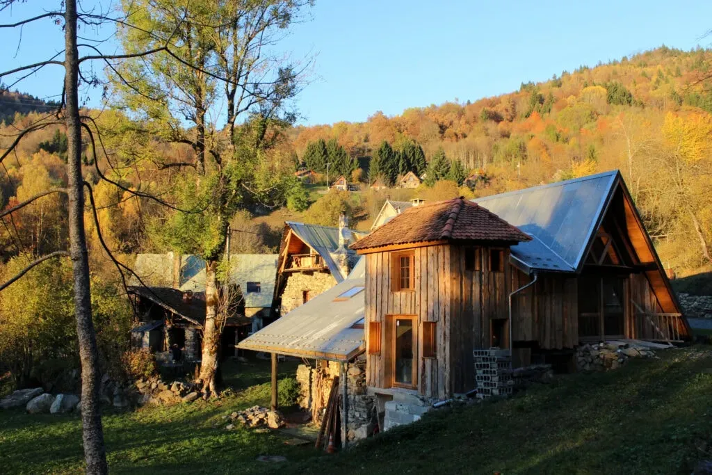 Yoga Escapade — The center is situated in La Gorge, a peaceful rural area, offering a quiet escape from city life. The gite is surrounded by countryside, providing a calm and natural environment ideal for relaxation and focused practice.