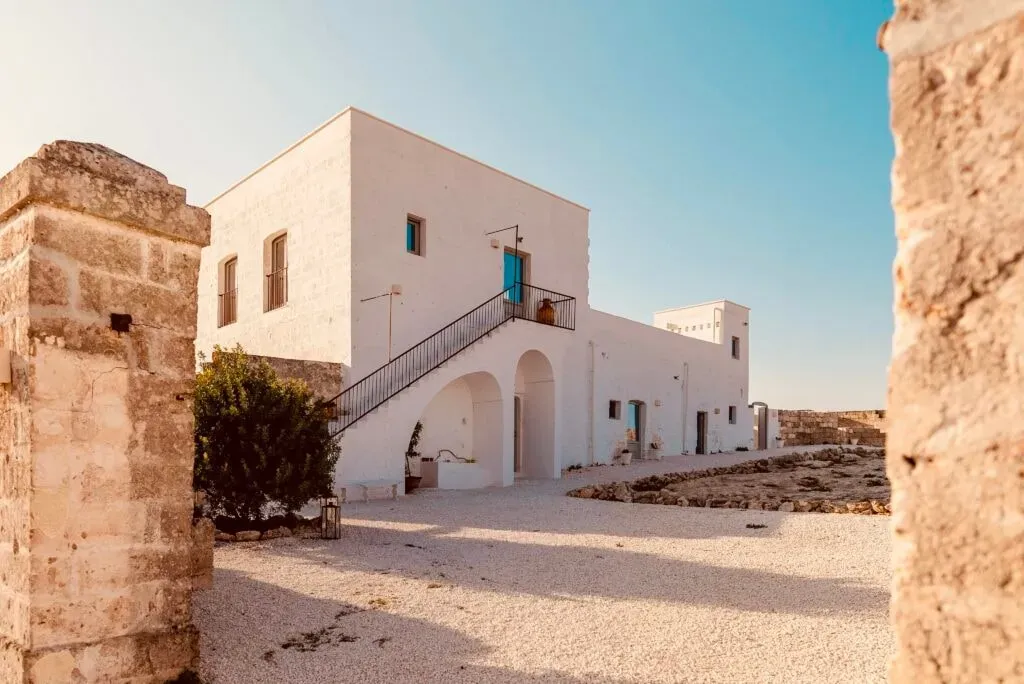 Yoga with Loreta — The center is located on a gentle slope in the Province of Taranto, immersed in 15 hectares of private land and nature. The only sounds are those of the natural environment. A beautiful Ionian Sea beach is just 1 km away, easily reachable by a 15-minute walk.