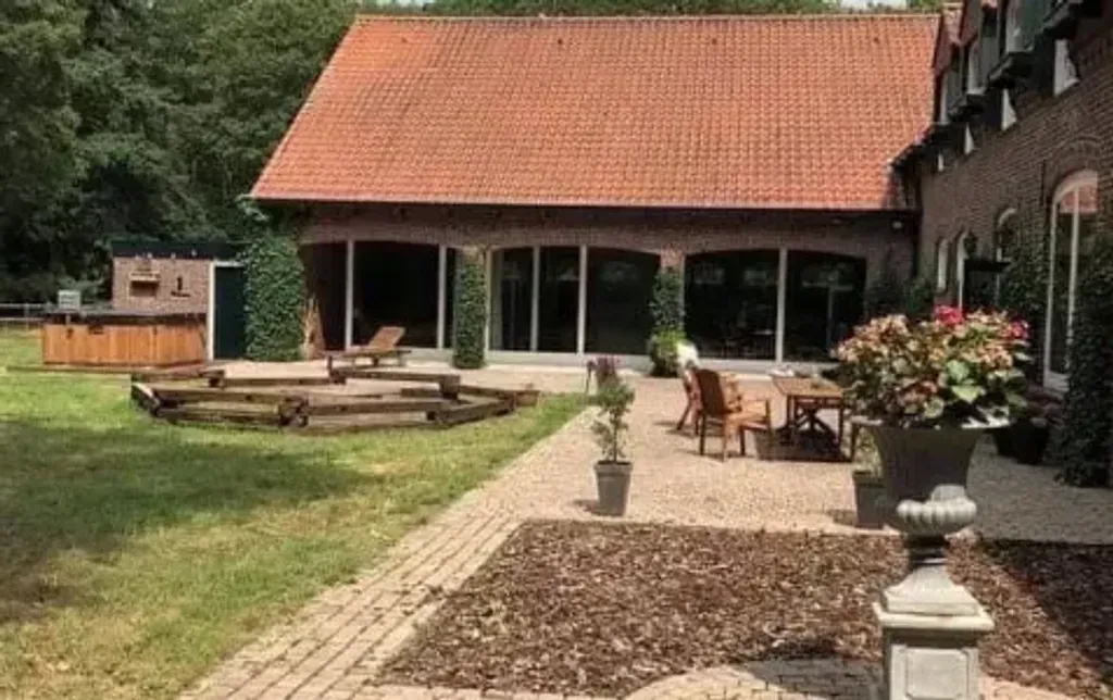 Your Earth Song — Located in Weert, the center provides a serene environment conducive to introspection and personal discovery. While specific details about the immediate surroundings are not provided, the focus is clearly on the internal journey, supported by a peaceful atmosphere.