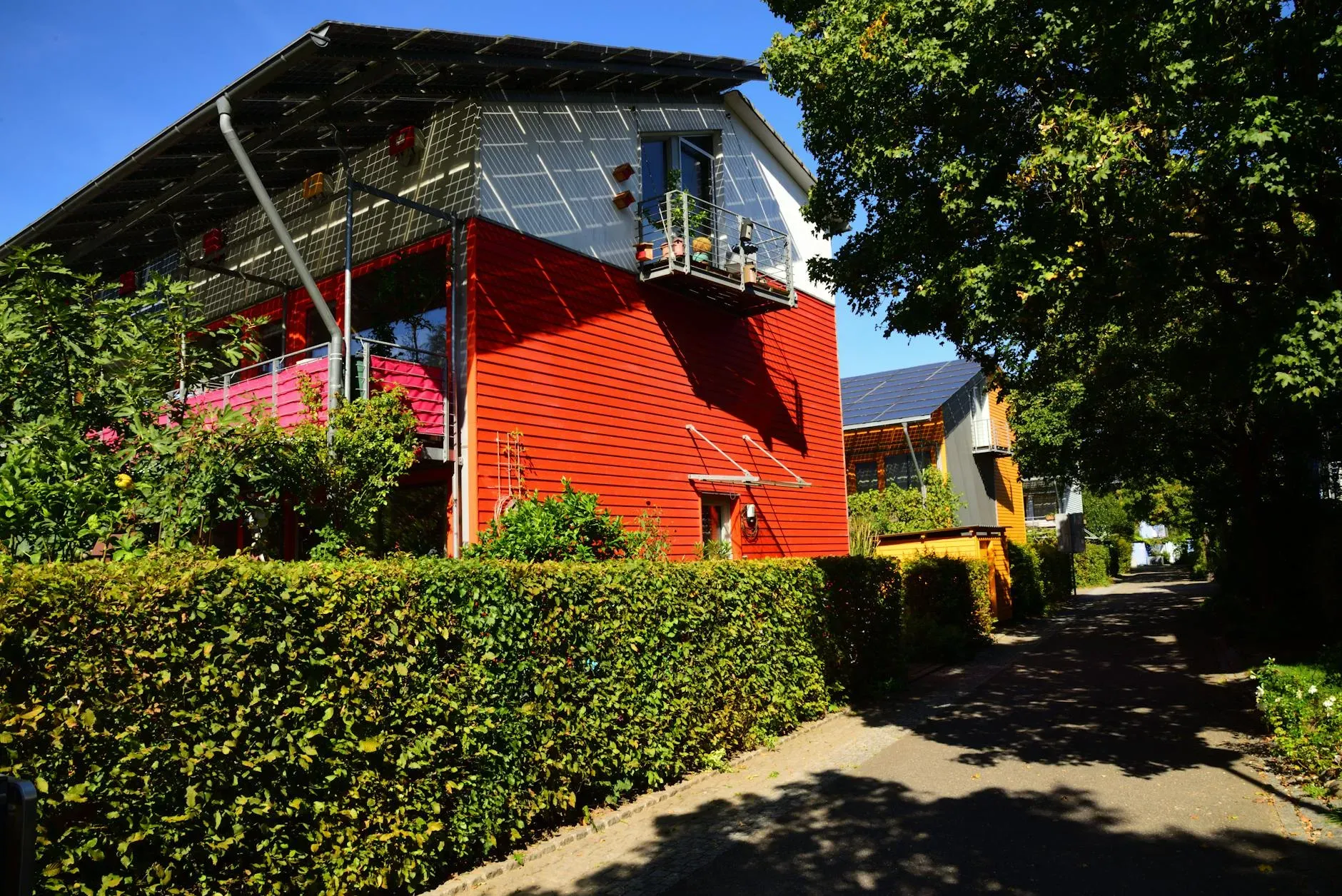 Rinzai-Zen-Vereinigung e.V. (Kannon-Dojo) — Located in the city of Freiburg, this center provides an urban setting for practice.