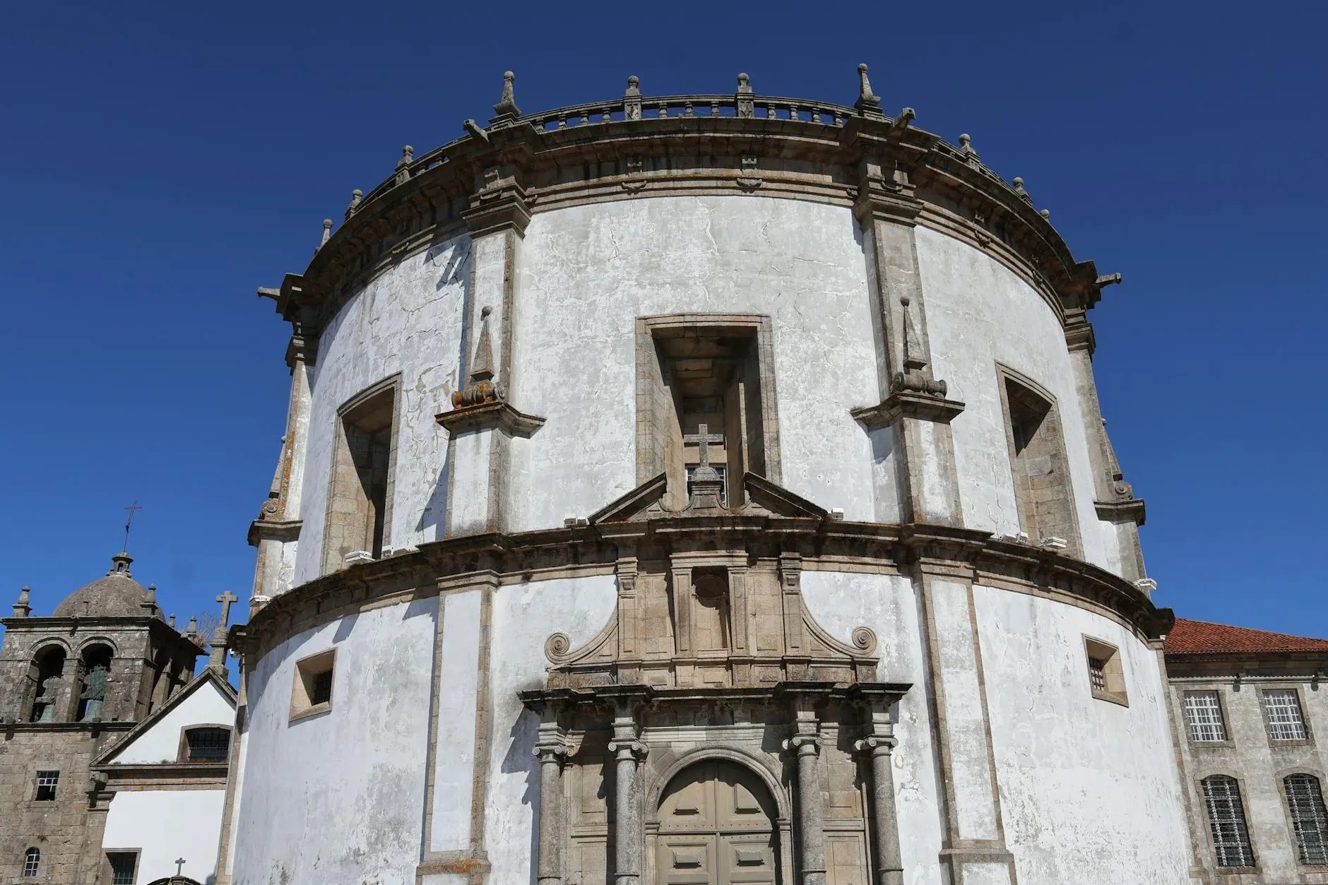 Sumedhārāma — The monastery is located in Fonte Boa dos Nabos, a peaceful area that provides a serene backdrop for spiritual practice. The natural surroundings contribute to a calm and contemplative atmosphere, ideal for focused meditation and reflection.