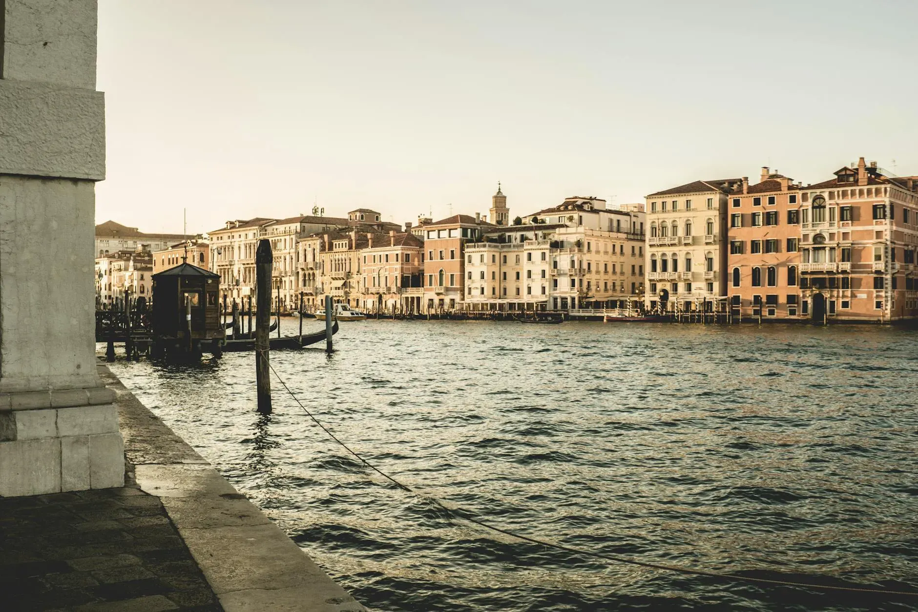 Tempio Buddhista Zenshinji di Scaramuccia — Located in the iconic city of Venezia, Italy, the center offers a unique backdrop for contemplation amidst canals and historic architecture.