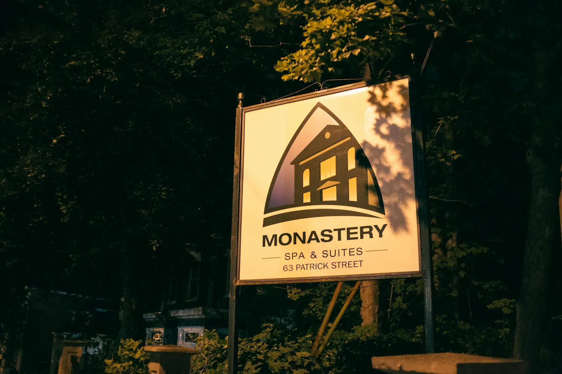 Tisarana — The monastery is situated in the peaceful countryside of Ontario, providing a tranquil backdrop for meditation and spiritual practice. Surrounded by natural landscapes, it offers a quiet respite from urban life, conducive to introspection and calm.